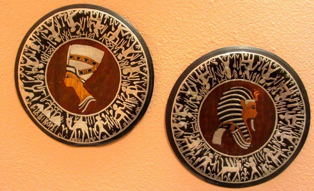 *Old Pair Quality Silver & Copper Wall Plates Egyptian Nefretiti & King Tut* *Old Pair Quality Silver & Copper Wall Plates Egyptian Nefretiti & King Tut*