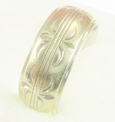 Vintage Art Deco Engraved 14 Karat White Gold Wedding Ring Vintage Art Deco Engraved 14 Karat White Gold Wedding Ring