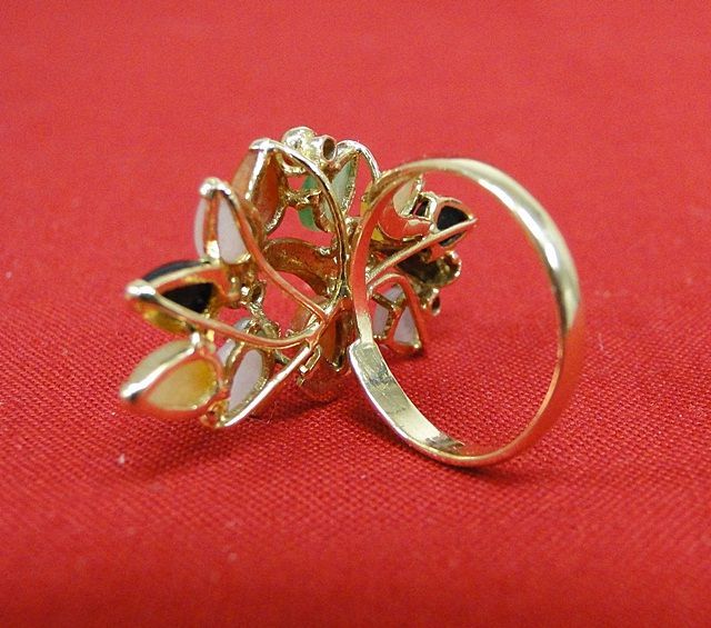 Vintage Multicolor Jade Dinner Ring In 14k Yellow Gold. Vintage Multicolor Jade Dinner Ring In 14k Yellow Gold.