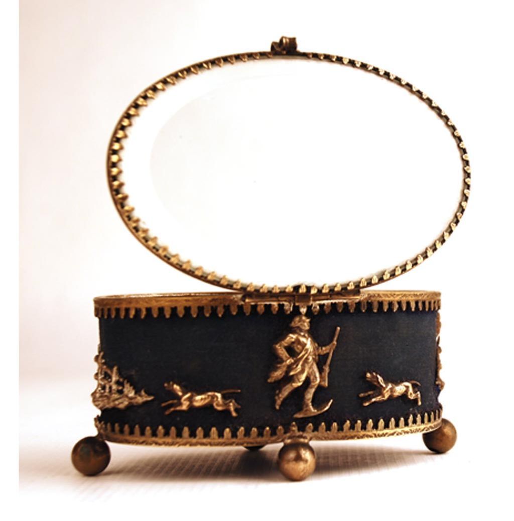 Antique Nineteenth Century Trinket Box with Scene "en Chasse" Antique Nineteenth Century Trinket Box with Scene "en Chasse"