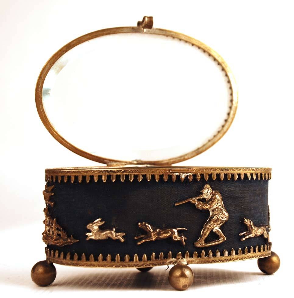 Antique Nineteenth Century Trinket Box with Scene "en Chasse" Antique Nineteenth Century Trinket Box with Scene "en Chasse"