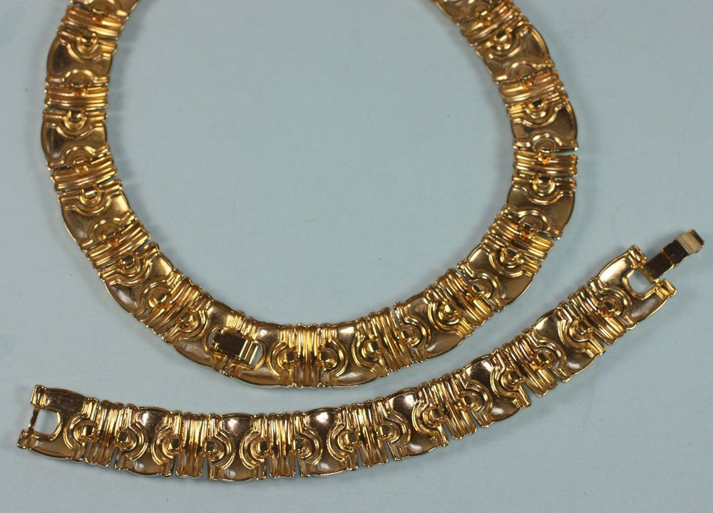 Gold Tone Choker Necklace Bracelet Set Dimensional Geometric Gold Tone Choker Necklace Bracelet Set Dimensional Geometric