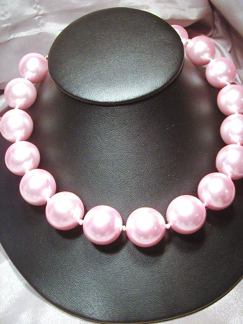 Fifties Bold Pink Luster Bead Necklace or Choker Fifties Bold Pink Luster Bead Necklace or Choker