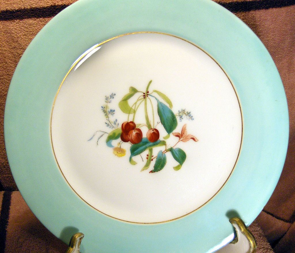 Haviland & Co. Limoges Green, Gold and White Fruit Motif Plate Haviland & Co. Limoges Green, Gold and White Fruit Motif Plate