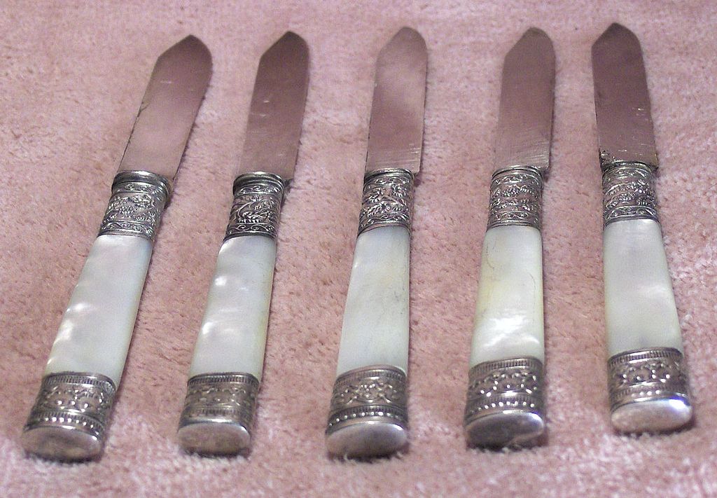 Set of 5 Antique Sterling and Mother of Pearl Fruit Knives Set of 5 Antique Sterling and Mother of Pearl Fruit Knives