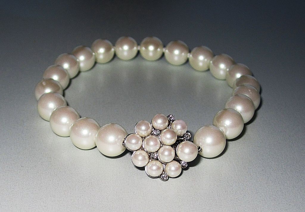 Vintage Faux Pearl Bracelet Gorgeous Vintage Faux Pearl Bracelet Gorgeous