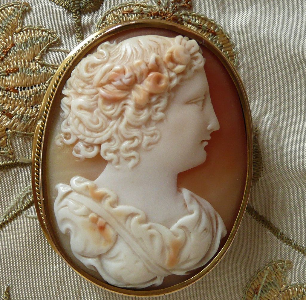 Gorgeous Woman Fine Victorian Gold Cameo Brooch Gorgeous Woman Fine Victorian Gold Cameo Brooch