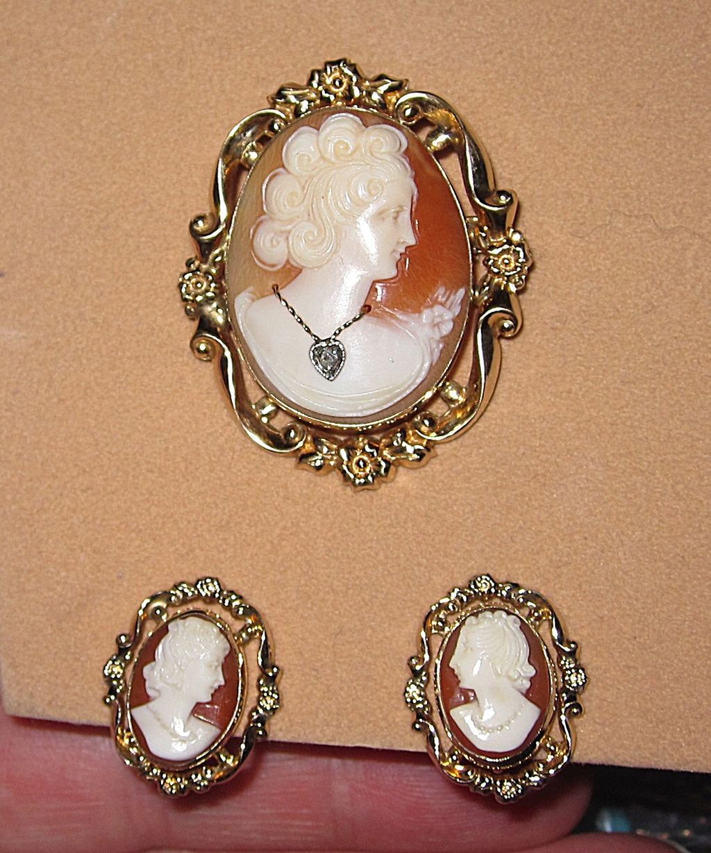 Wonderful Perfect Gift Vintage Cameo Brooch and Earrings Wonderful Perfect Gift Vintage Cameo Brooch and Earrings