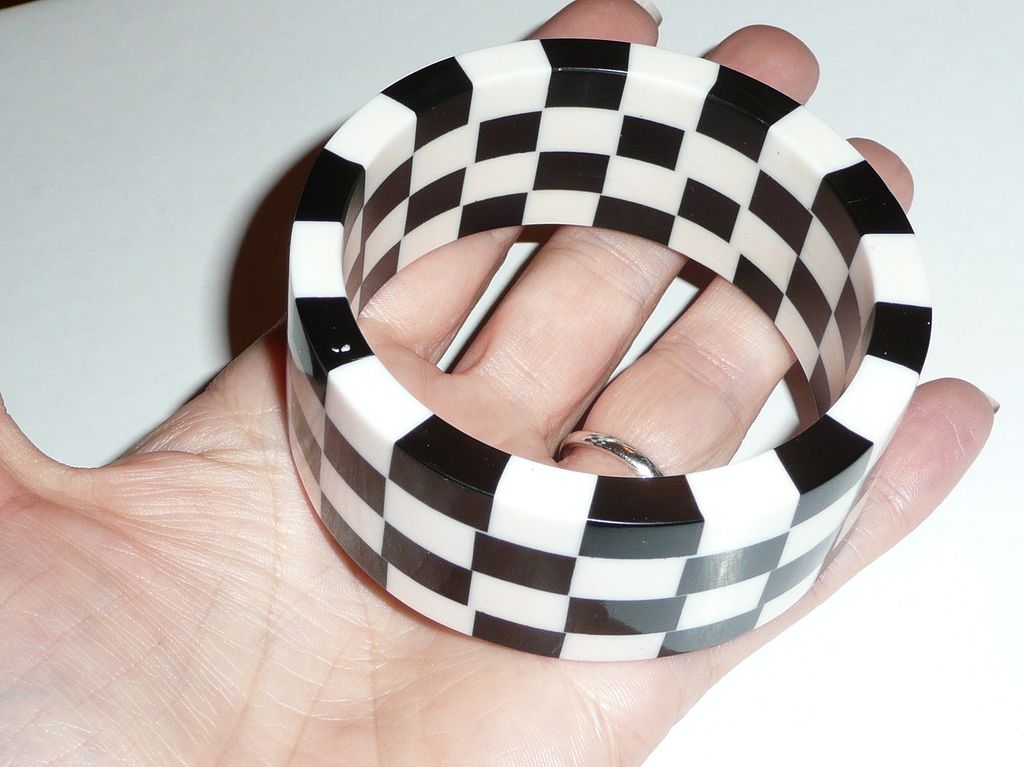 Black and White Thermoset Plastic Bracelet Black and White Thermoset Plastic Bracelet