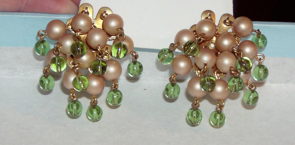 Set Long Beads and Earrings Must See Green Set Long Beads and Earrings Must See Green