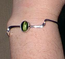 Modern Silver Bracelet with Green Cats Eye Stone Modern Silver Bracelet with Green Cats Eye Stone