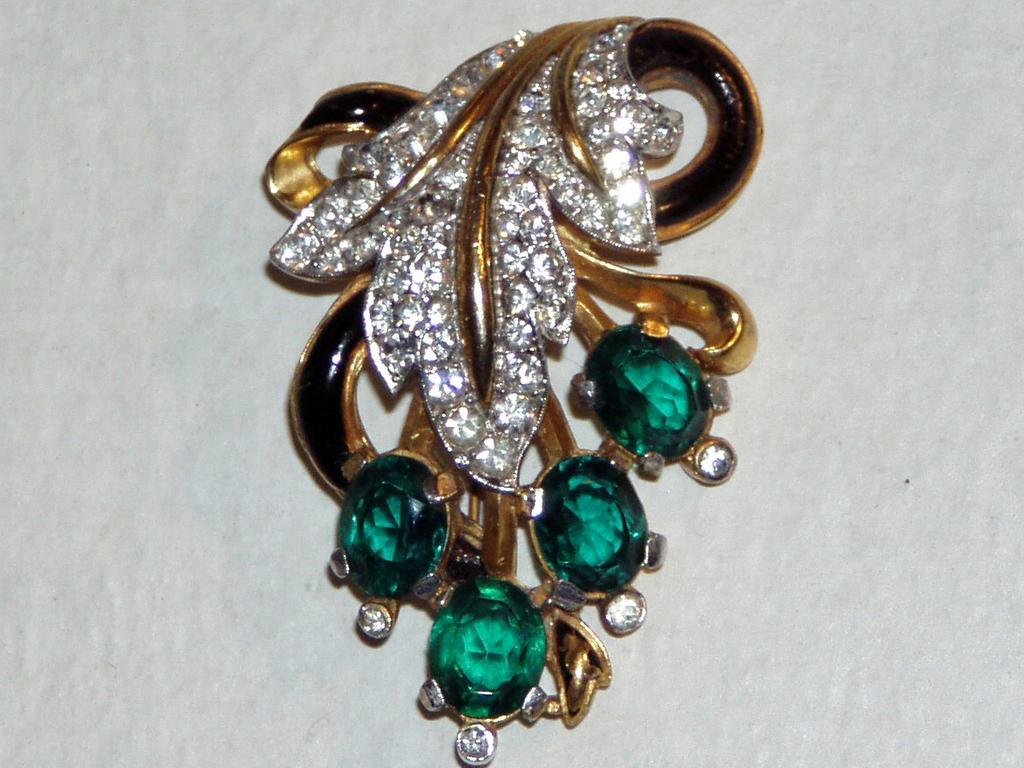 Alfred Philippe Trifari Fine Quality Vintage Leaf Brooch Alfred Philippe Trifari Fine Quality Vintage Leaf Brooch