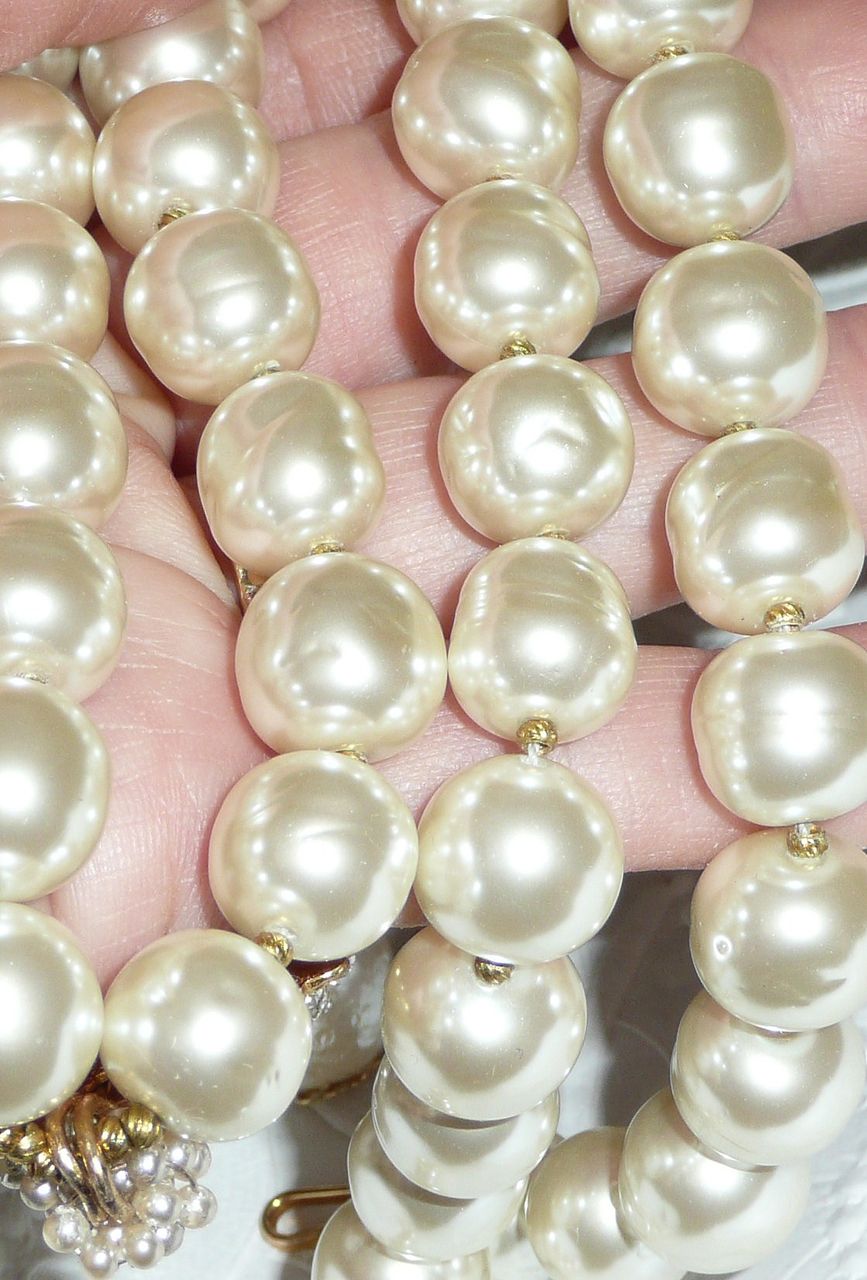 Renaissance Grandeur Baroque Simulated Pearls Pendant Necklace Renaissance Grandeur Baroque Simulated Pearls Pendant Necklace