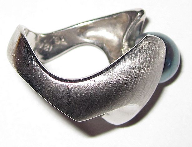 Estate Modern Ring 18K white Gold with Gray Pearl Estate Modern Ring 18K white Gold with Gray Pearl