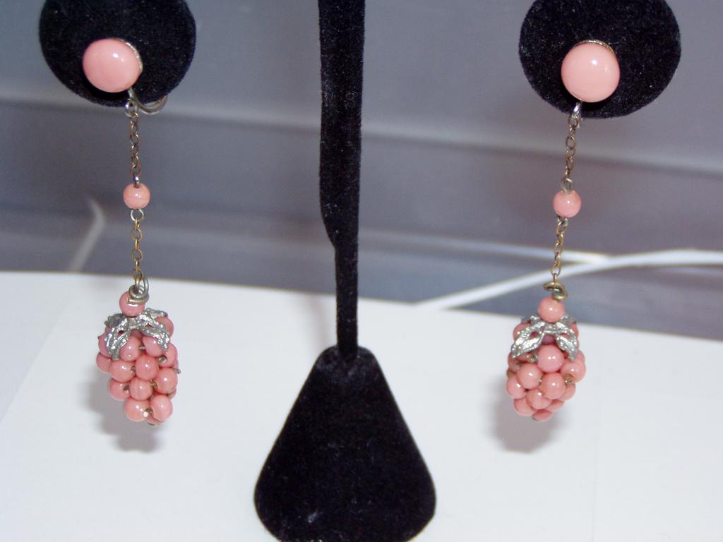 Vintage Faux Pink Coral Glass Grapes Necklace and Earrings Vintage Faux Pink Coral Glass Grapes Necklace and Earrings