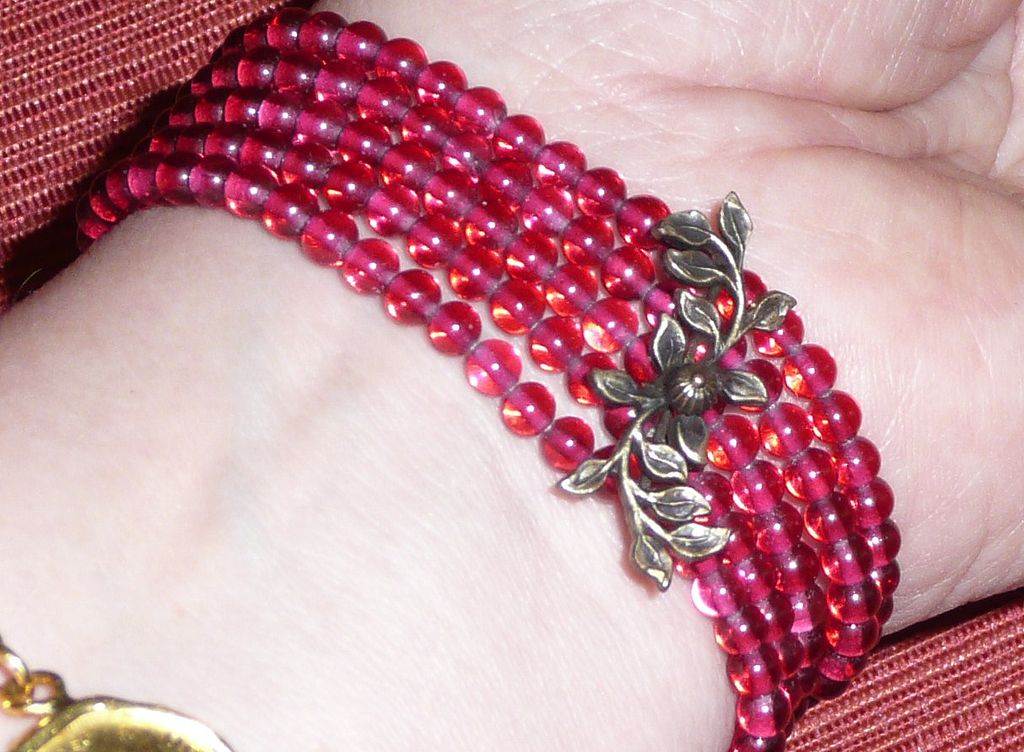 Incredible Vintage Red Glass bead Bracelet Incredible Vintage Red Glass bead Bracelet