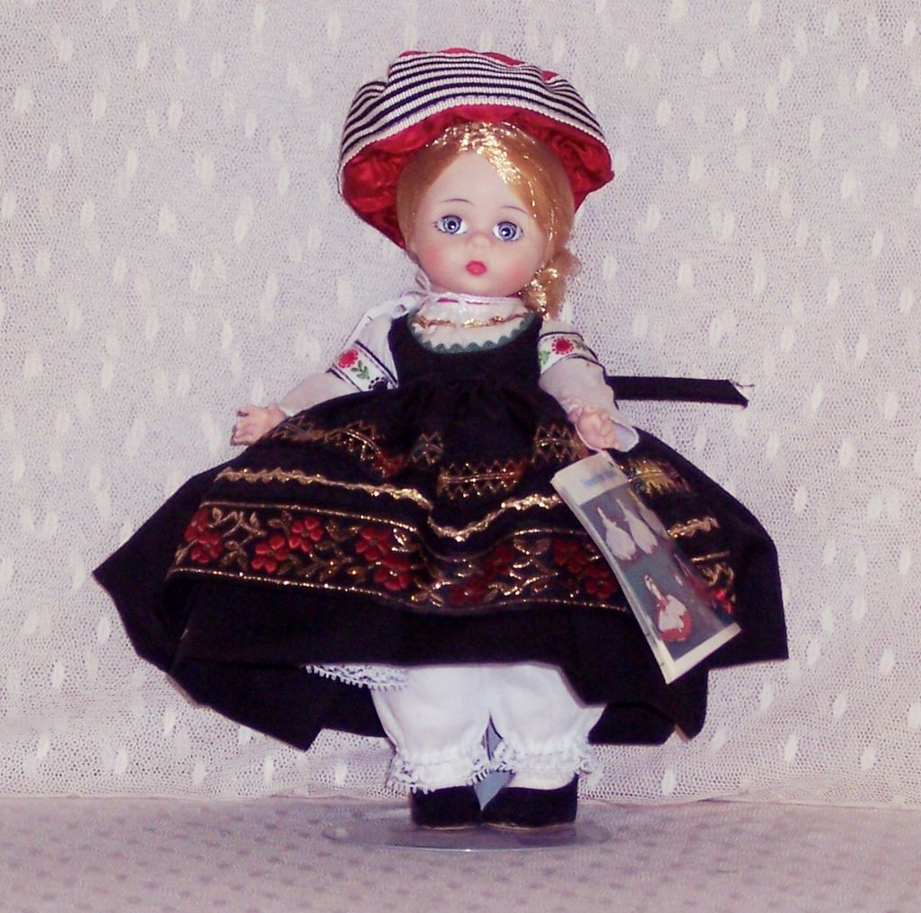 Madame Alexander - Finland #767 - Bent Knee Madame Alexander - Finland #767 - Bent Knee