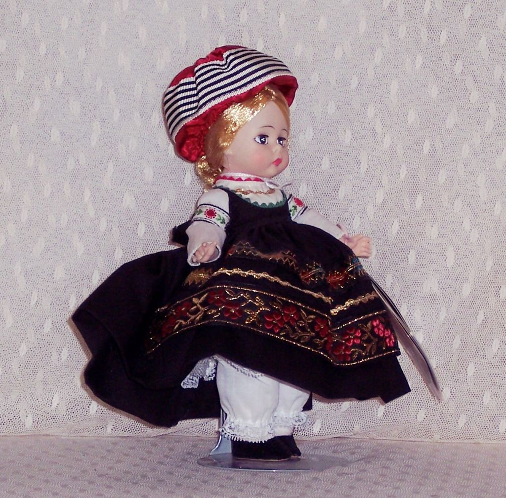 Madame Alexander - Finland #767 - Bent Knee Madame Alexander - Finland #767 - Bent Knee
