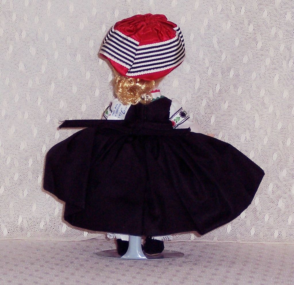 Madame Alexander - Finland #767 - Bent Knee Madame Alexander - Finland #767 - Bent Knee