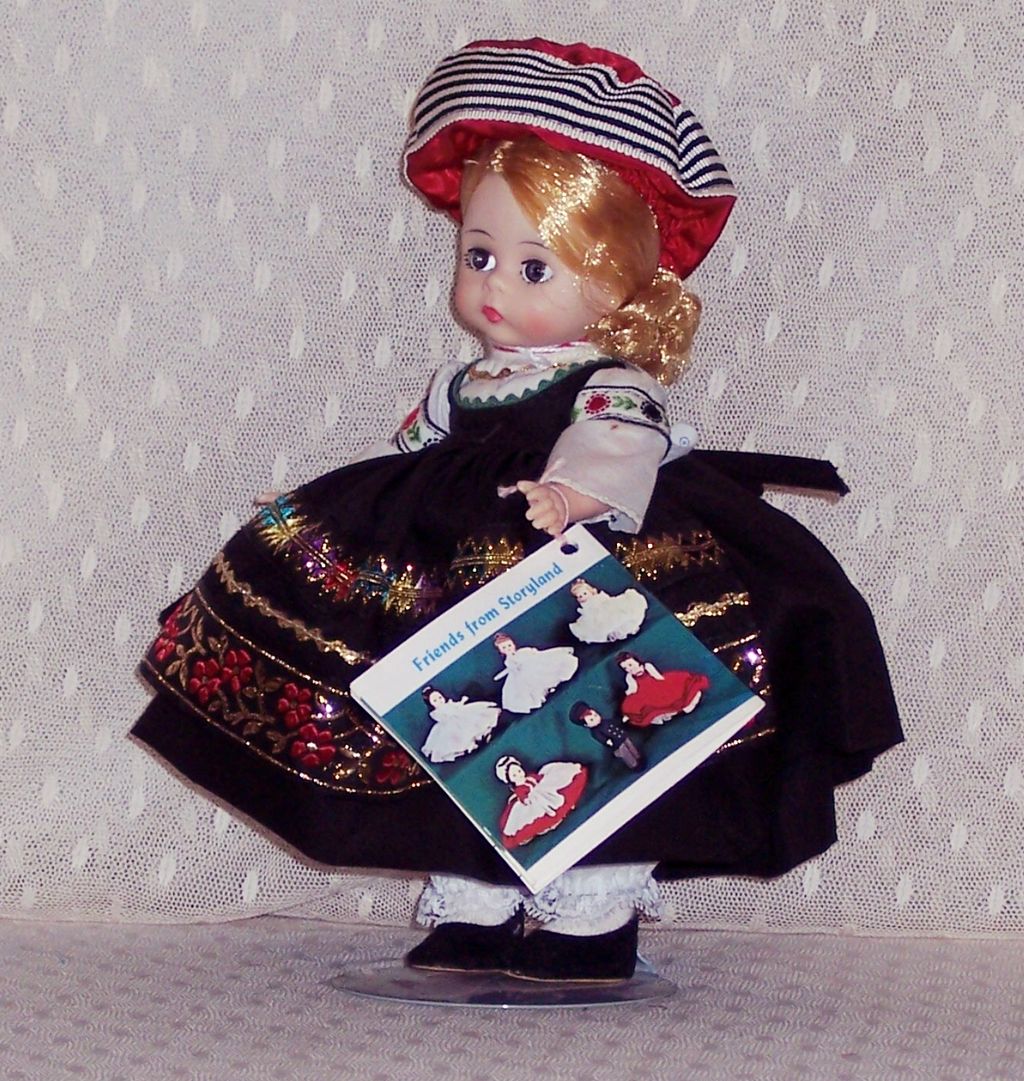 Madame Alexander - Finland #767 - Bent Knee Madame Alexander - Finland #767 - Bent Knee
