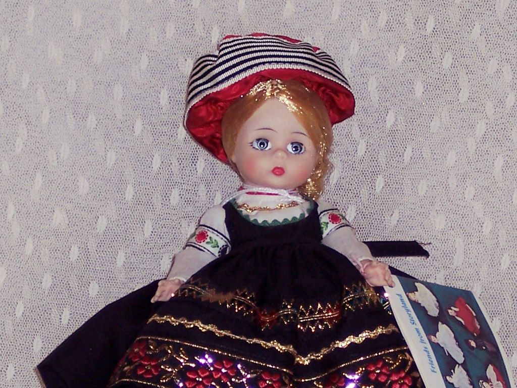 Madame Alexander - Finland #767 - Bent Knee Madame Alexander - Finland #767 - Bent Knee