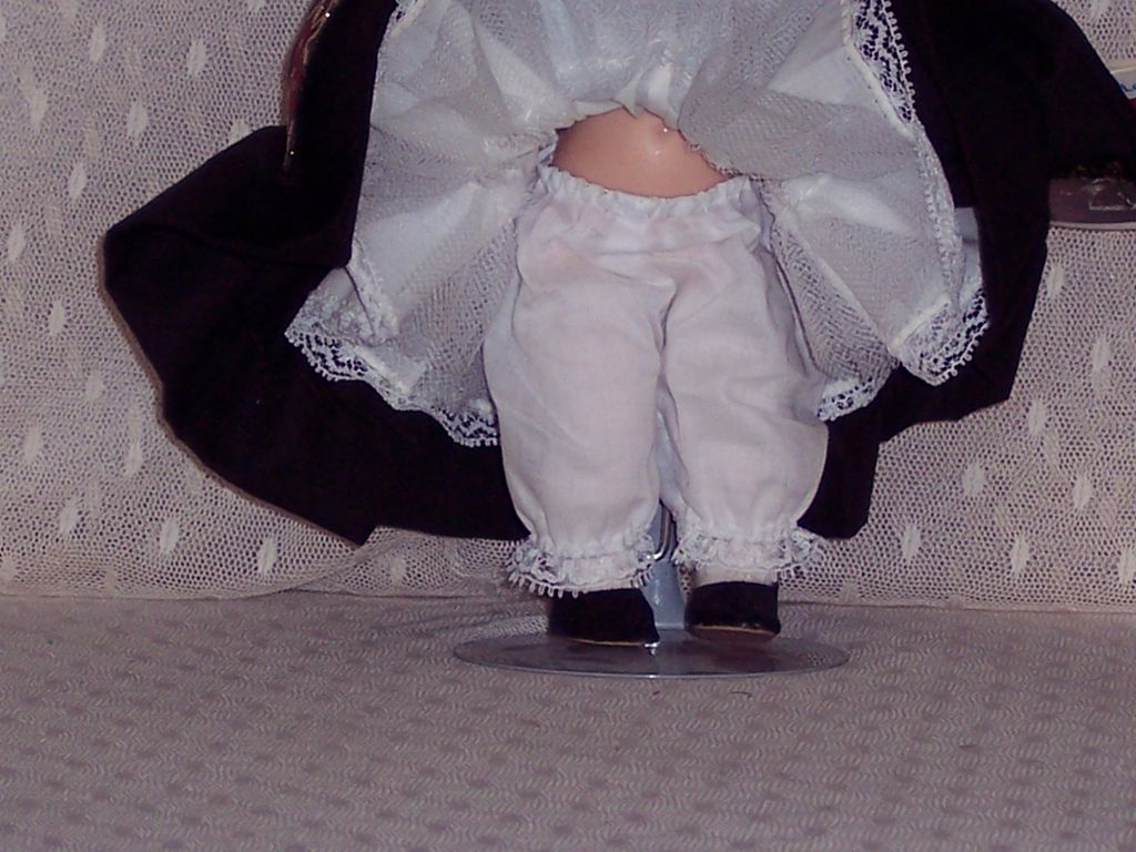 Madame Alexander - Finland #767 - Bent Knee Madame Alexander - Finland #767 - Bent Knee