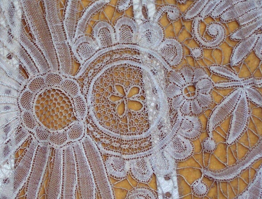 Antique Hand Fan - Rare Museum Quality - Brussels Lace Antique Hand Fan - Rare Museum Quality - Brussels Lace