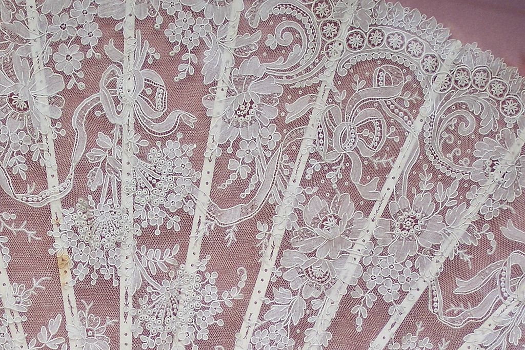 Antique 19th Century Point D Gaz Lace Hand Fan Antique 19th Century Point D Gaz Lace Hand Fan