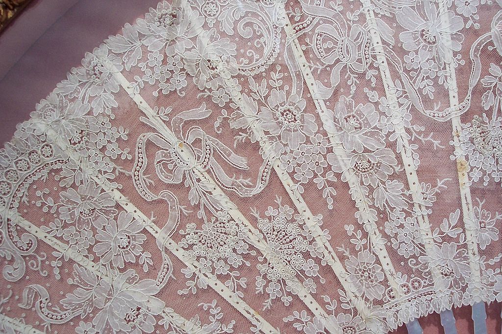 Antique 19th Century Point D Gaz Lace Hand Fan Antique 19th Century Point D Gaz Lace Hand Fan