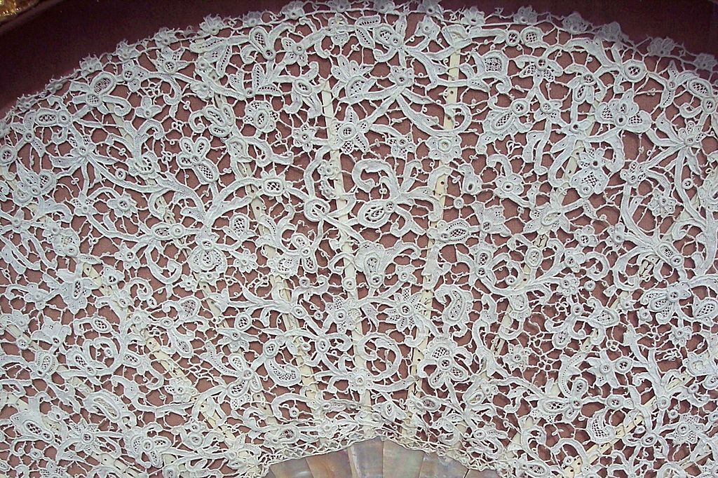 Antique 19th Century Hand Fan - Rare Point de Venice Rosepoint Needlelace Fan Antique 19th Century Hand Fan - Rare Point de Venice Rosepoint Needlelace Fan