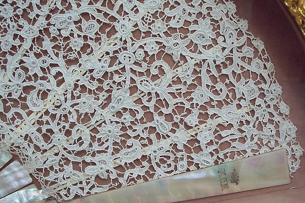 Antique 19th Century Hand Fan - Rare Point de Venice Rosepoint Needlelace Fan Antique 19th Century Hand Fan - Rare Point de Venice Rosepoint Needlelace Fan