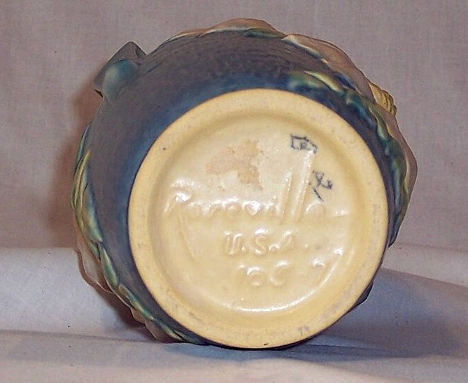 Roseville Pottery - Clematis Bulbous Vase 105-7 Roseville Pottery - Clematis Bulbous Vase 105-7