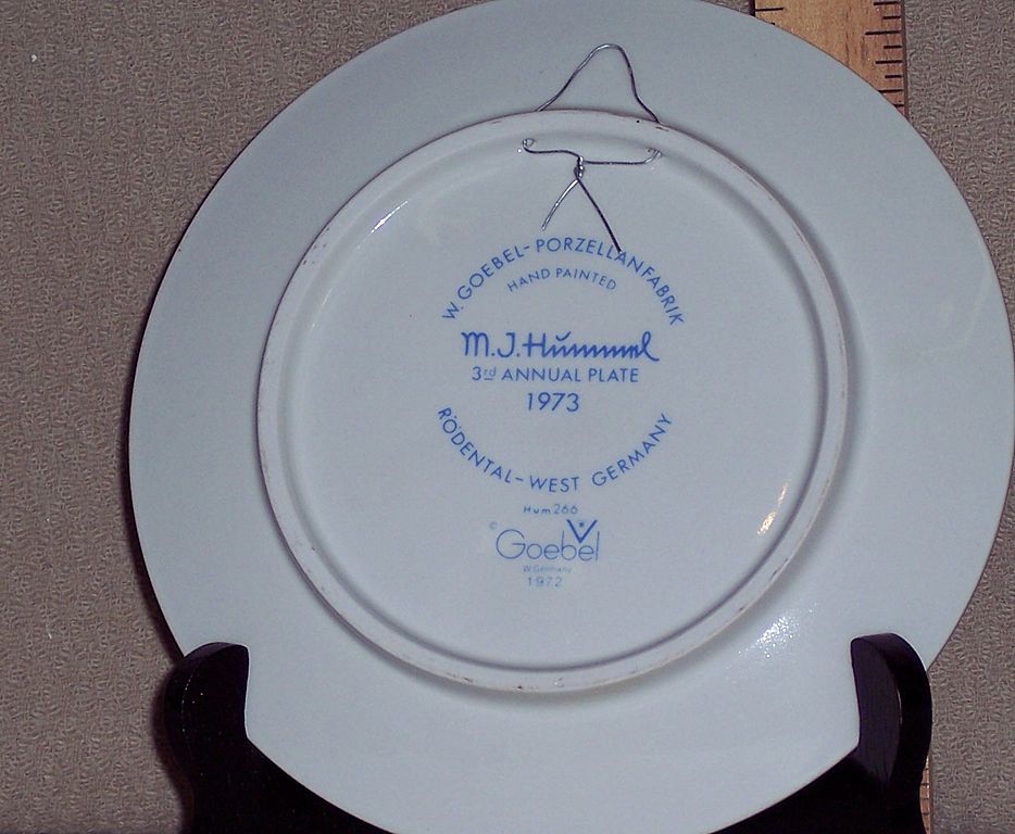 Hummel 3rd Annual Decorative Plate 1973 Hummel 3rd Annual Decorative Plate 1973