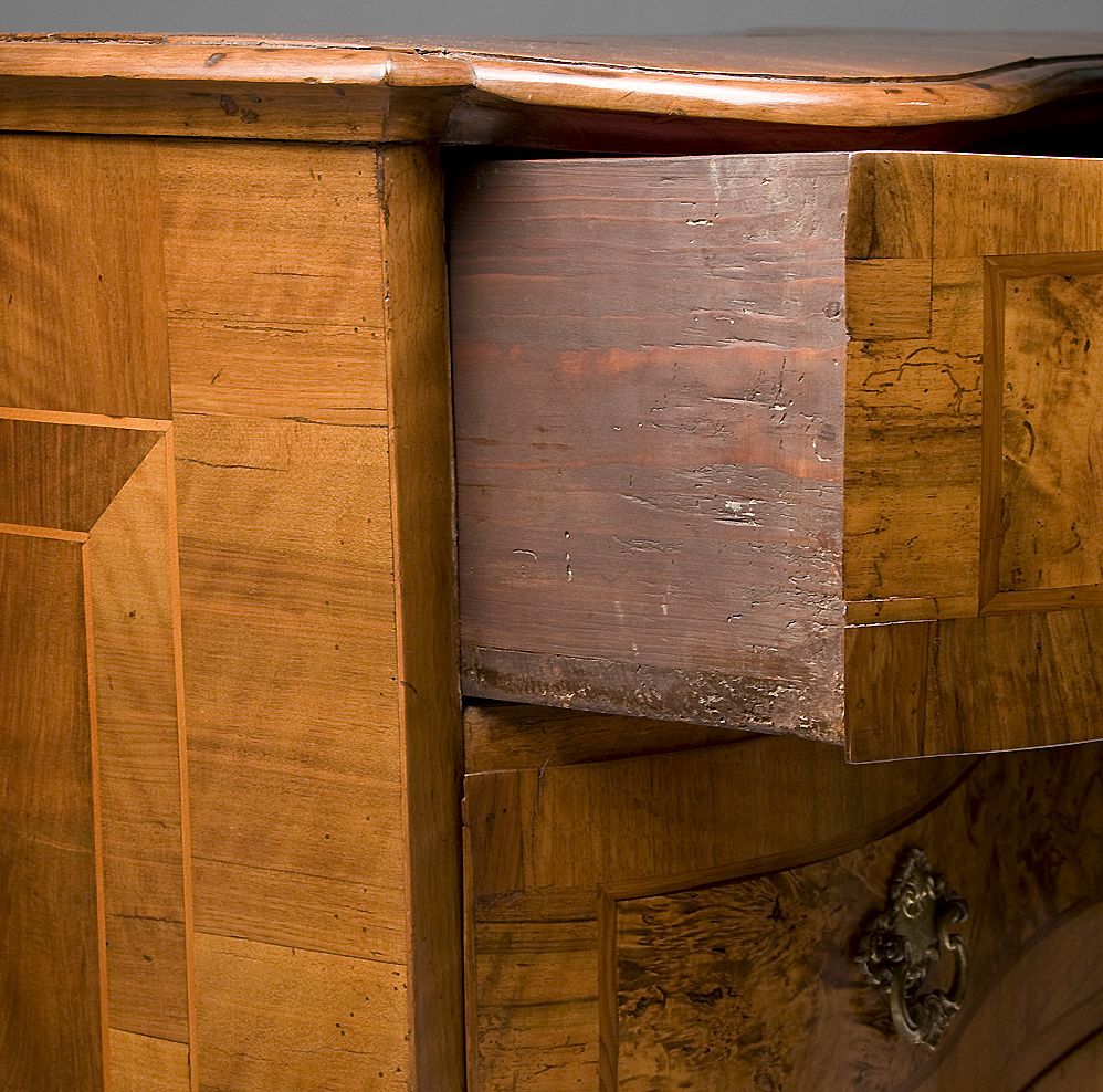 South German Crossbanded Walnut 18th Century Serpentine Commode or Chest South German Crossbanded Walnut 18th Century Serpentine Commode or Chest