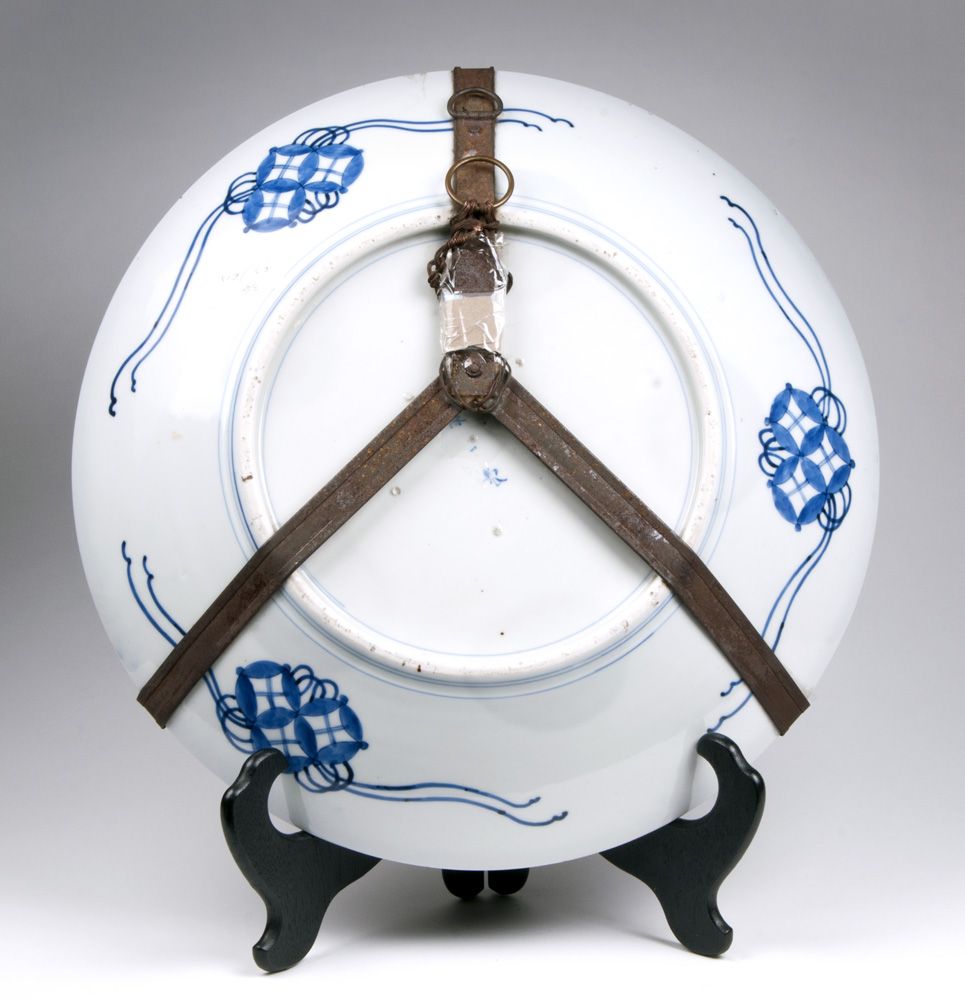 Edo Period Japanese Imari Charger With Cranes Edo Period Japanese Imari Charger With Cranes