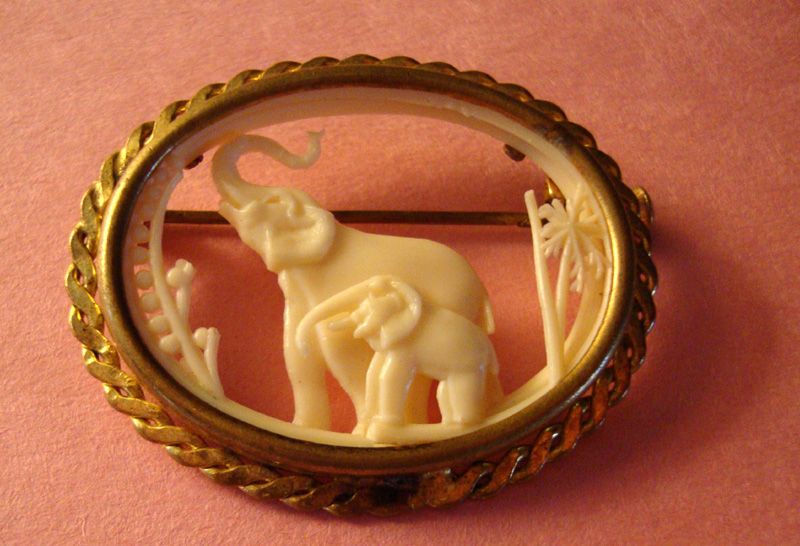 Mother Elephant & Baby Brooch: France: Déposé: Plastic Fantastic! Mother Elephant & Baby Brooch: France: Déposé: Plastic Fantastic!