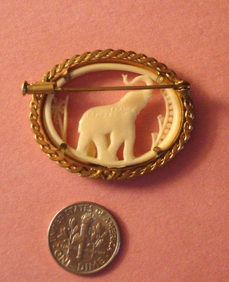 Mother Elephant & Baby Brooch: France: Déposé: Plastic Fantastic! Mother Elephant & Baby Brooch: France: Déposé: Plastic Fantastic!