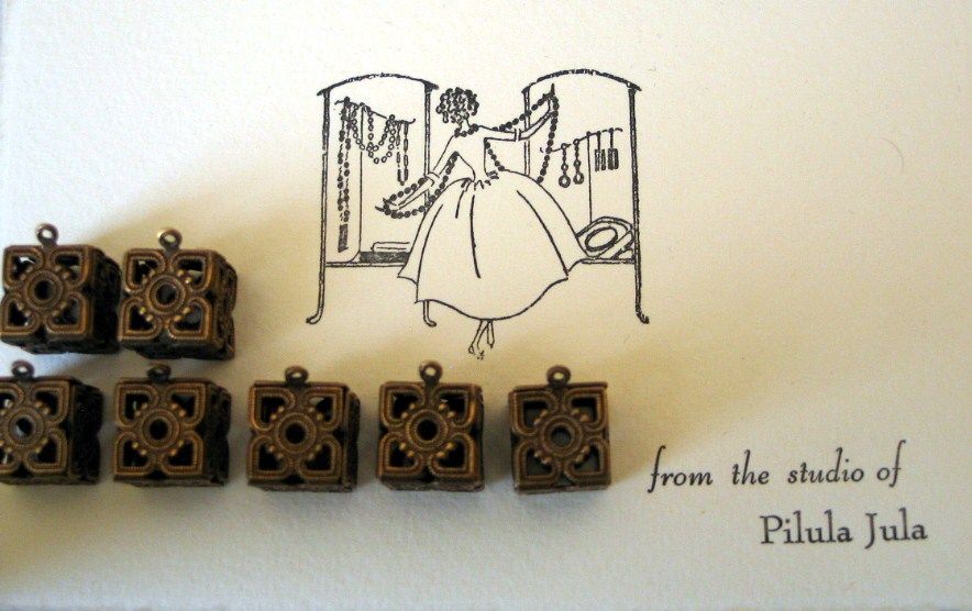 Hollow Filigree Cube Charm - Antiqued Brass - 7 pieces Hollow Filigree Cube Charm - Antiqued Brass - 7 pieces