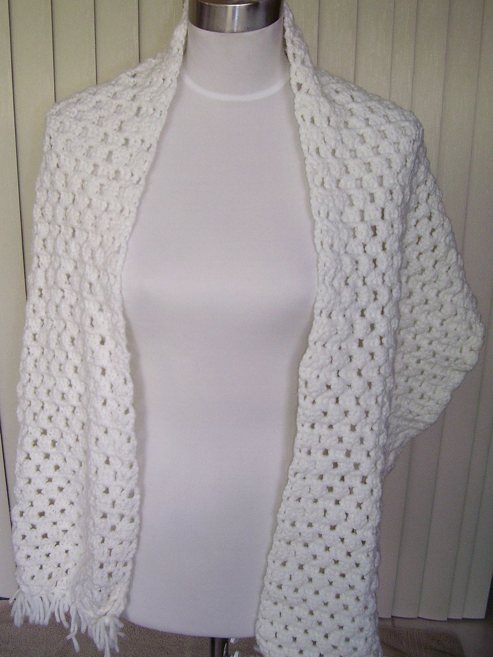 1970s White Knitted Shaw with Fringe 1970s White Knitted Shaw with Fringe