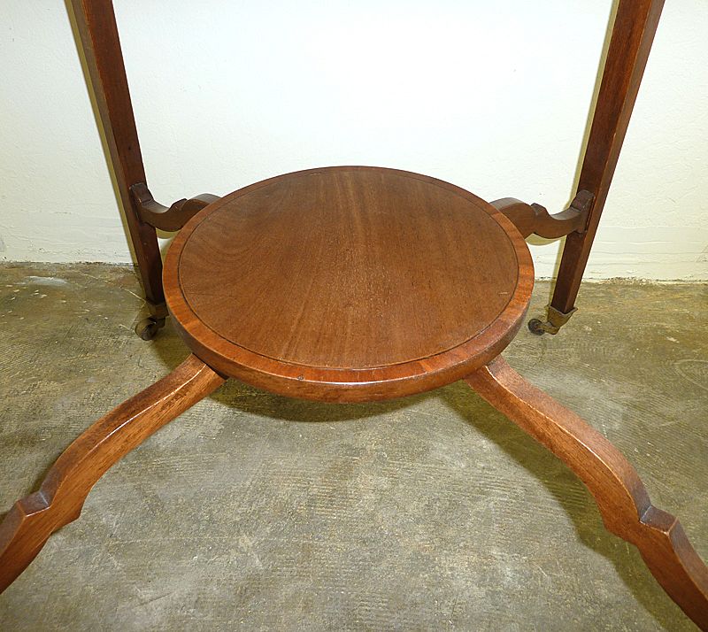 Federal style round mahogany style table Federal style round mahogany style table