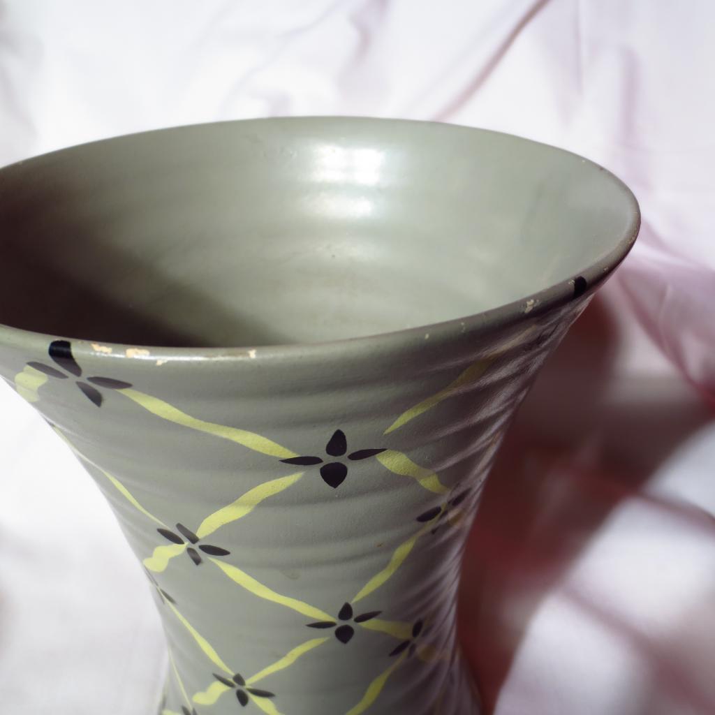 Vintage Howard Pottery Brentleigh Ware Lotus Vase Vintage Howard Pottery Brentleigh Ware Lotus Vase