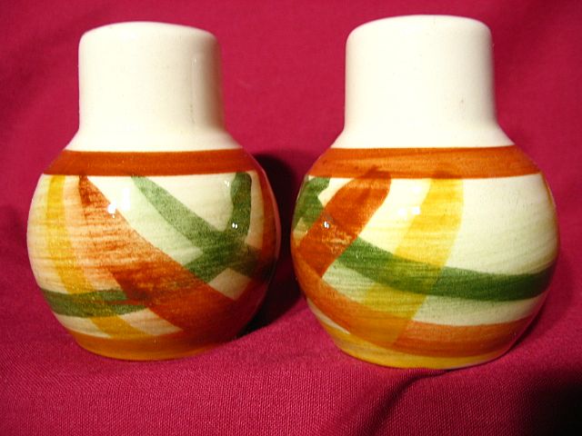 Vernon Kilns Homespun Salt & Pepper Shaker Set Vernon Kilns Homespun Salt & Pepper Shaker Set