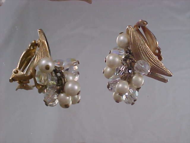 Genuine Crystals - Simulated Pearls Gold Plate Demi Parure - Brooch & Clip Earrings Genuine Crystals - Simulated Pearls Gold Plate Demi Parure - Brooch & Clip Earrings