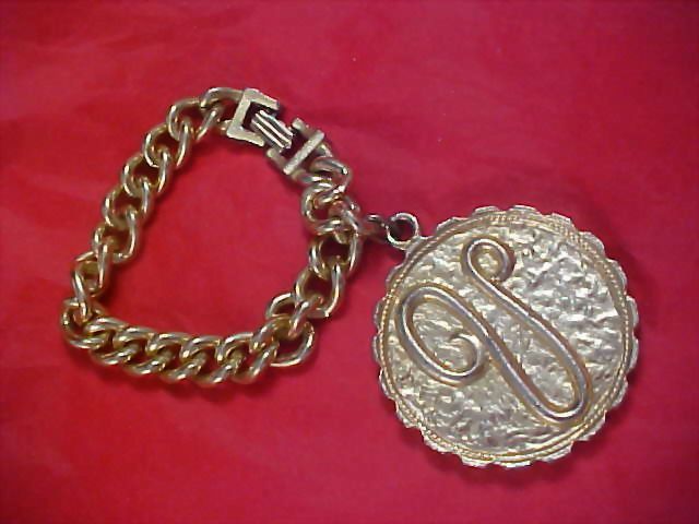 INITIAL "V" Heavy Gold Plate Medallion & Chain Link Bracelet INITIAL "V" Heavy Gold Plate Medallion & Chain Link Bracelet