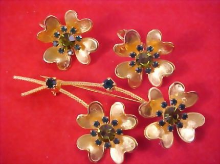 EMERALD & OLIVINE Green Rhinestones SHAMROCK Demi Parure Brooch & Clip Earrings EMERALD & OLIVINE Green Rhinestones SHAMROCK Demi Parure Brooch & Clip Earrings