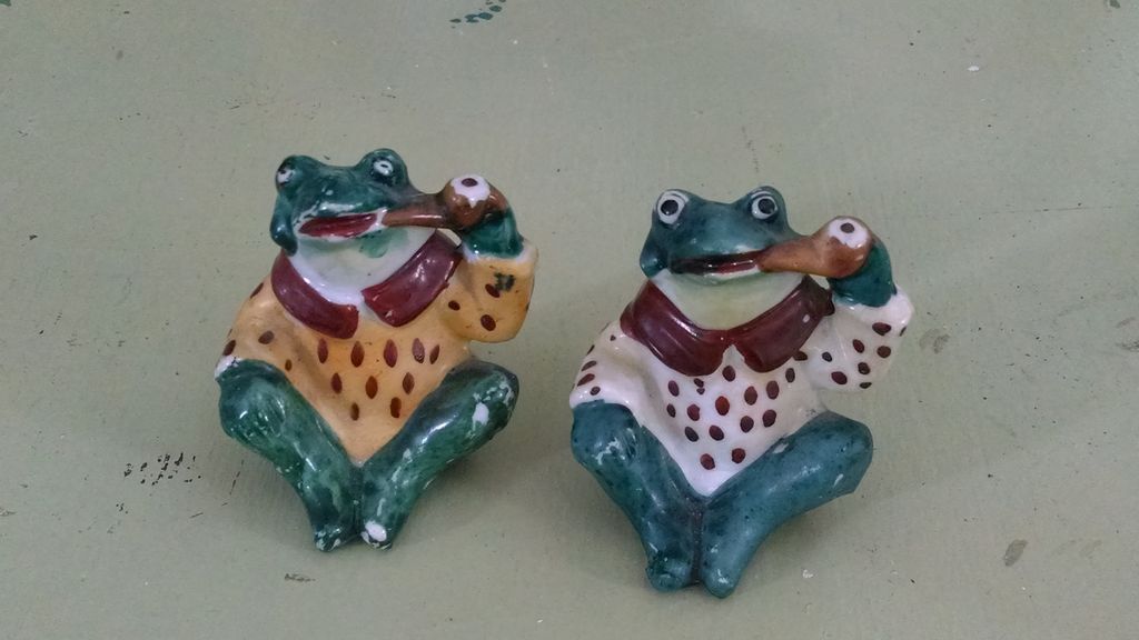 Pair of Frogs Ceramic Salt and Pepper Set Made in Japan Pair of Frogs Ceramic Salt and Pepper Set Made in Japan