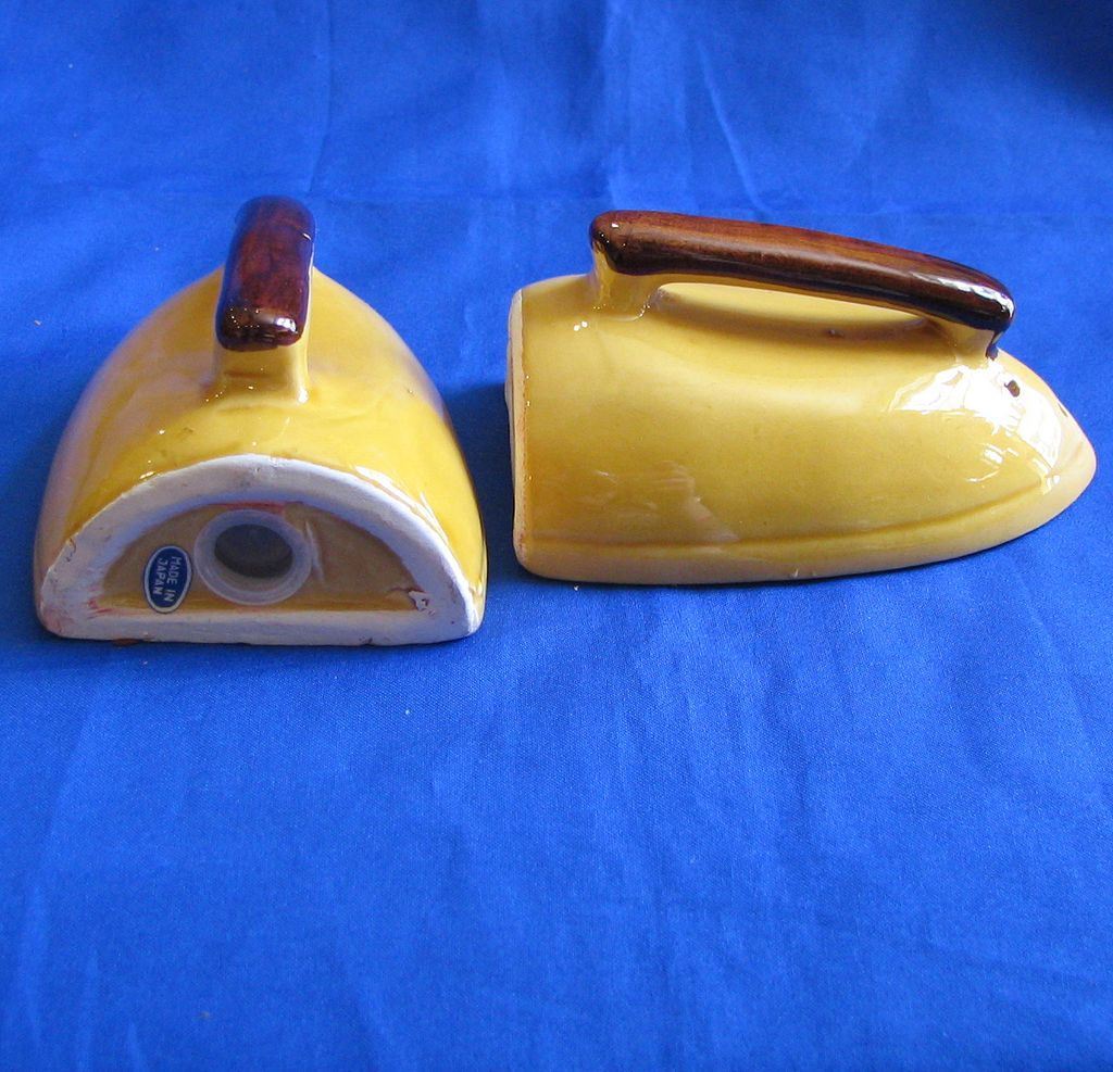 Steam Irons Salt and Pepper Shakers Souvenir Las Vegas Steam Irons Salt and Pepper Shakers Souvenir Las Vegas