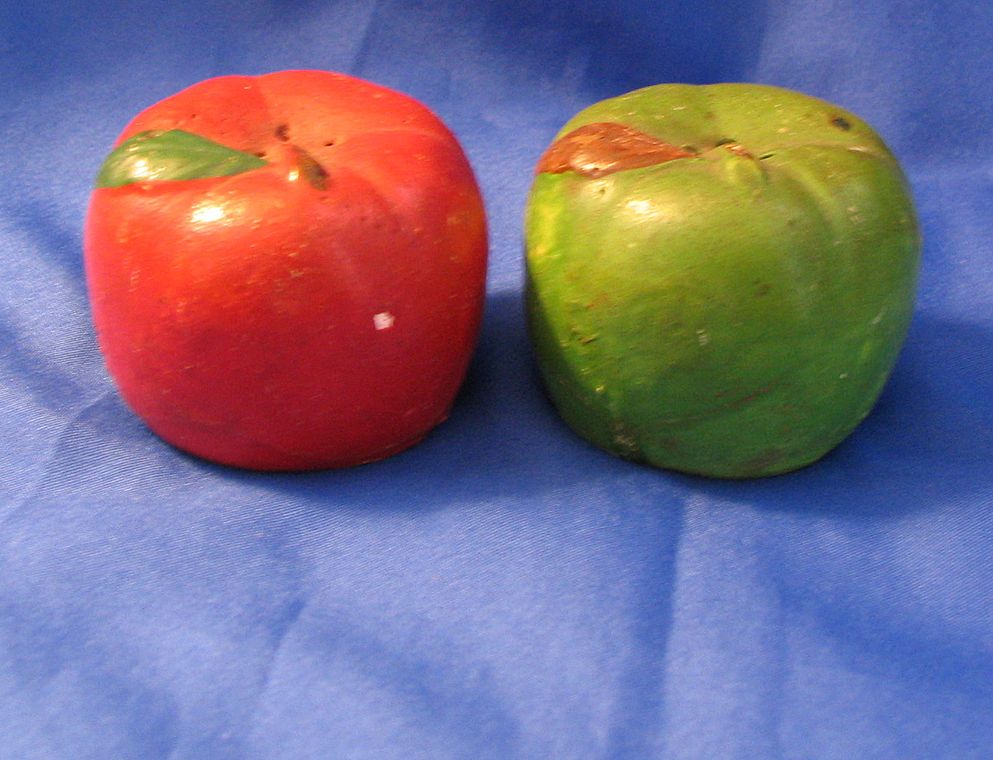 Molded Red and Green Apples Salt and Pepper Shaker Set Molded Red and Green Apples Salt and Pepper Shaker Set