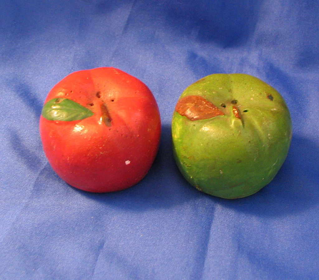 Molded Red and Green Apples Salt and Pepper Shaker Set Molded Red and Green Apples Salt and Pepper Shaker Set