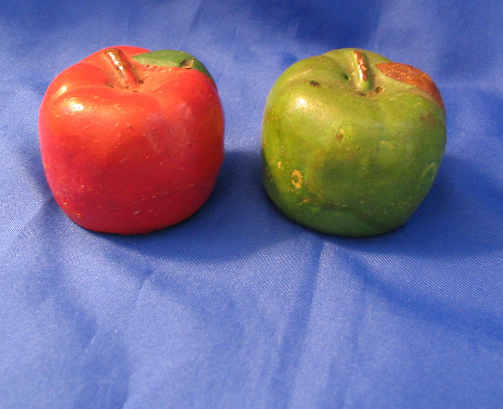 Molded Red and Green Apples Salt and Pepper Shaker Set Molded Red and Green Apples Salt and Pepper Shaker Set